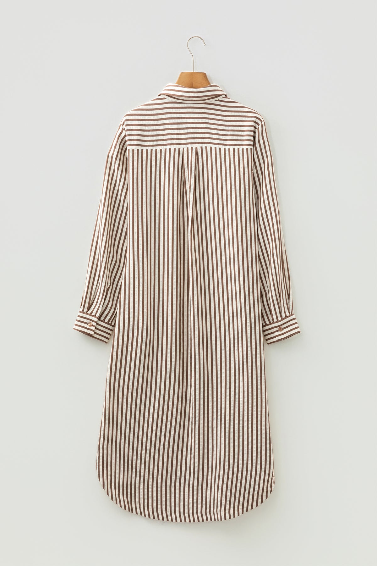 Vestido camisero midi de rayas marrones con textura, manga 3/4, bajo redondeado y abertura