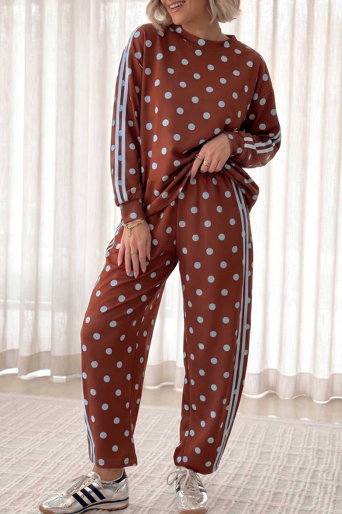 Conjunto de pantalón casual y blusa de manga larga marrón con estampado de lunares y detalle de franja lateral.