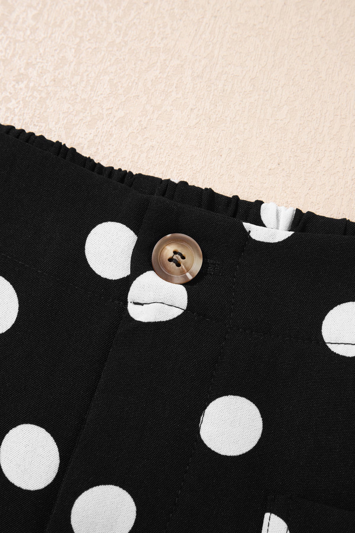 Pantalones rectos de talle medio con bolsillos de parche y estampado de lunares negros