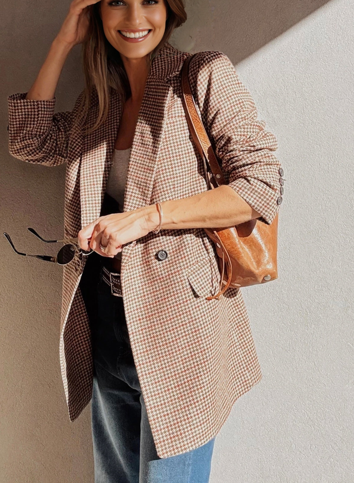 Blazer marrón con cuello de solapa y estampado de pata de gallo