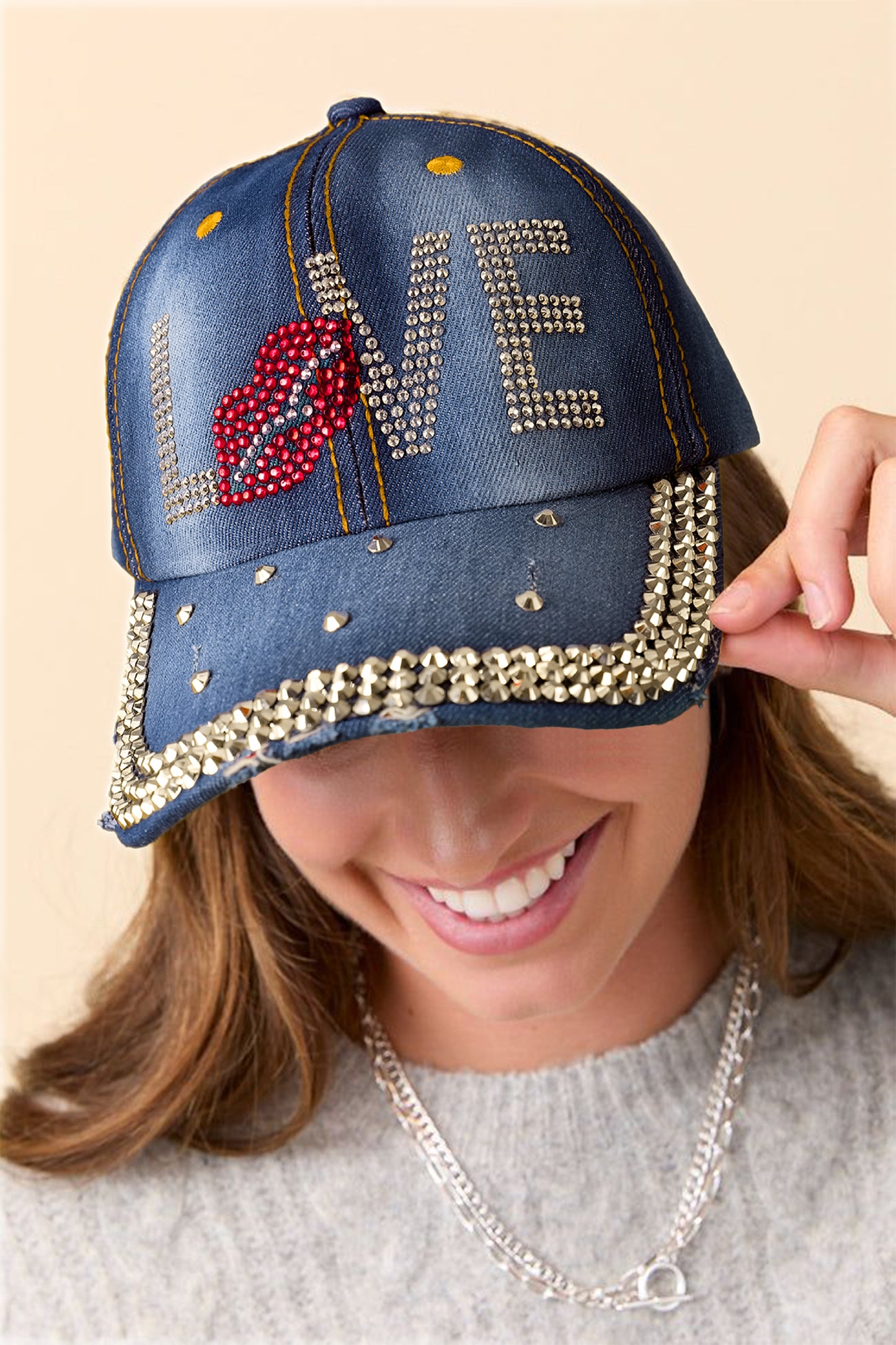 Gorra de béisbol de mezclilla Ashleigh con diseño de labios y la palabra "LOVE" adornada con pedrería azul
