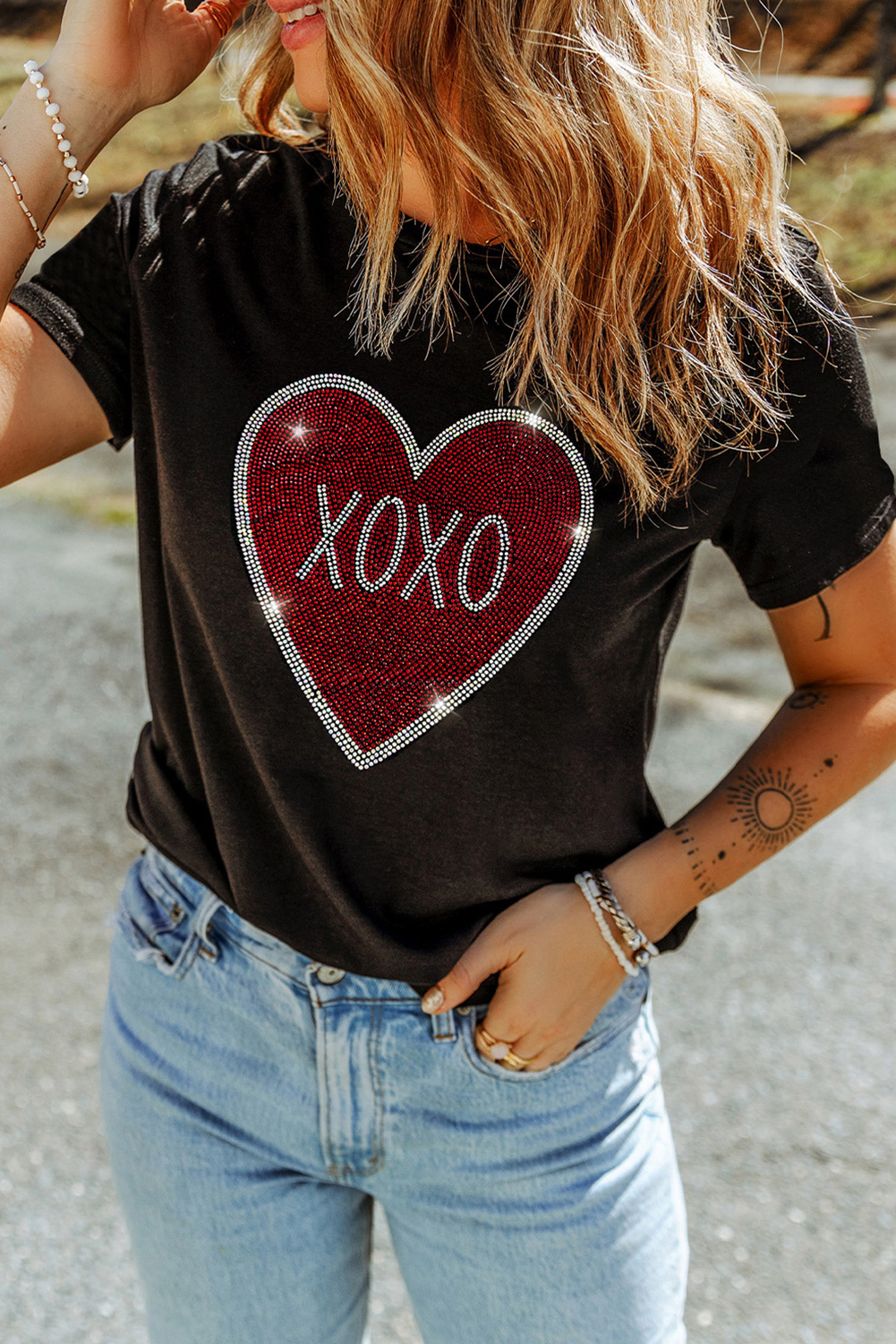 Camiseta de cuello redondo con gráfico de corazón XOXO con diamantes de imitación negros - Bego Fashion