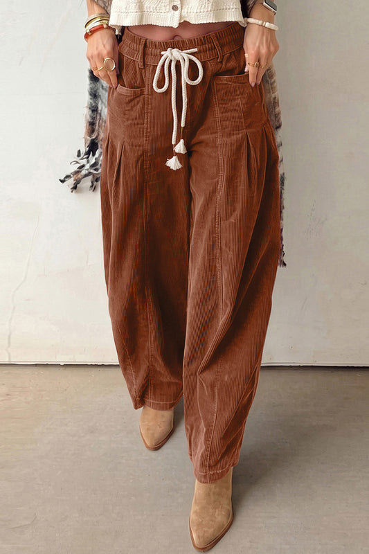 Pantalones casuales de pana color castaño con cintura elástica y cordón de ajuste