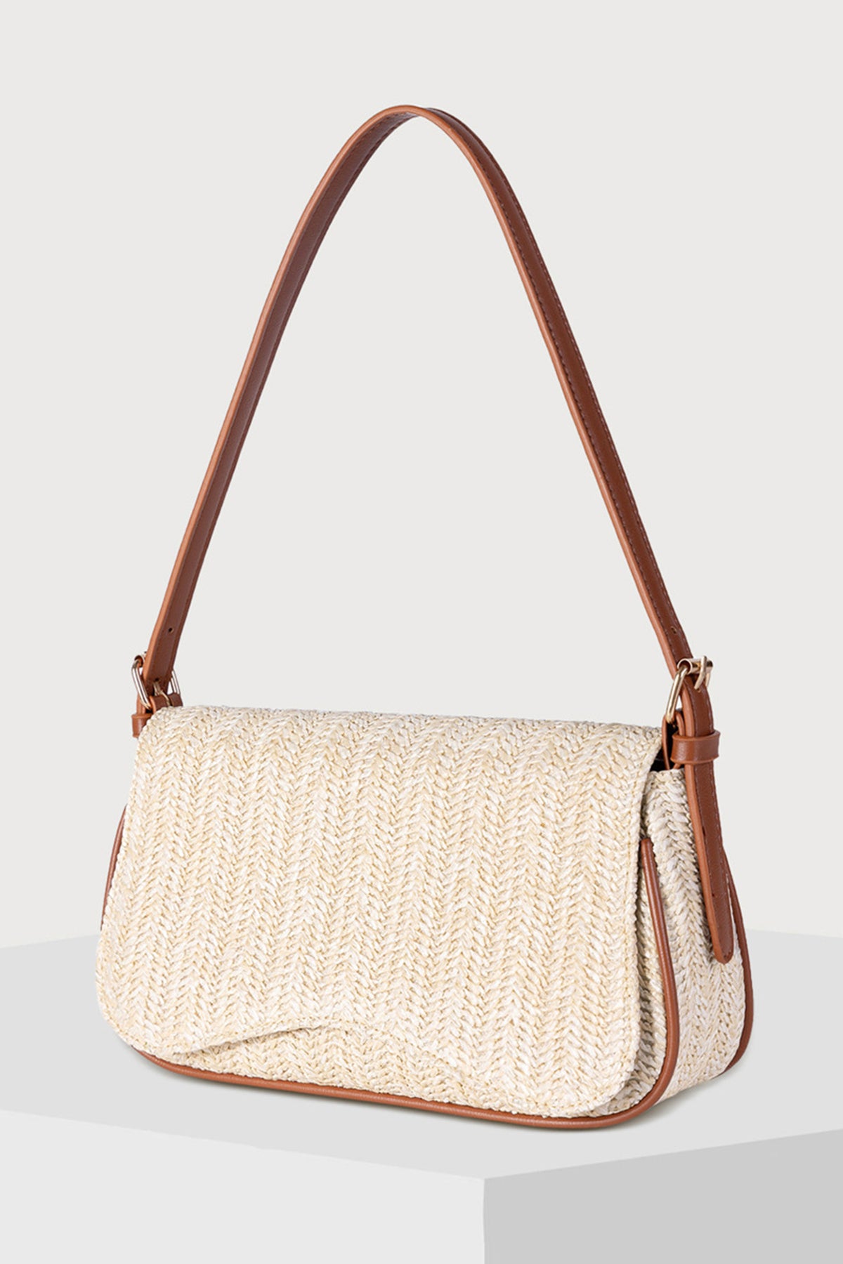 Bolso de hombro de rafia blanca trenzada con detalles en piel sintética