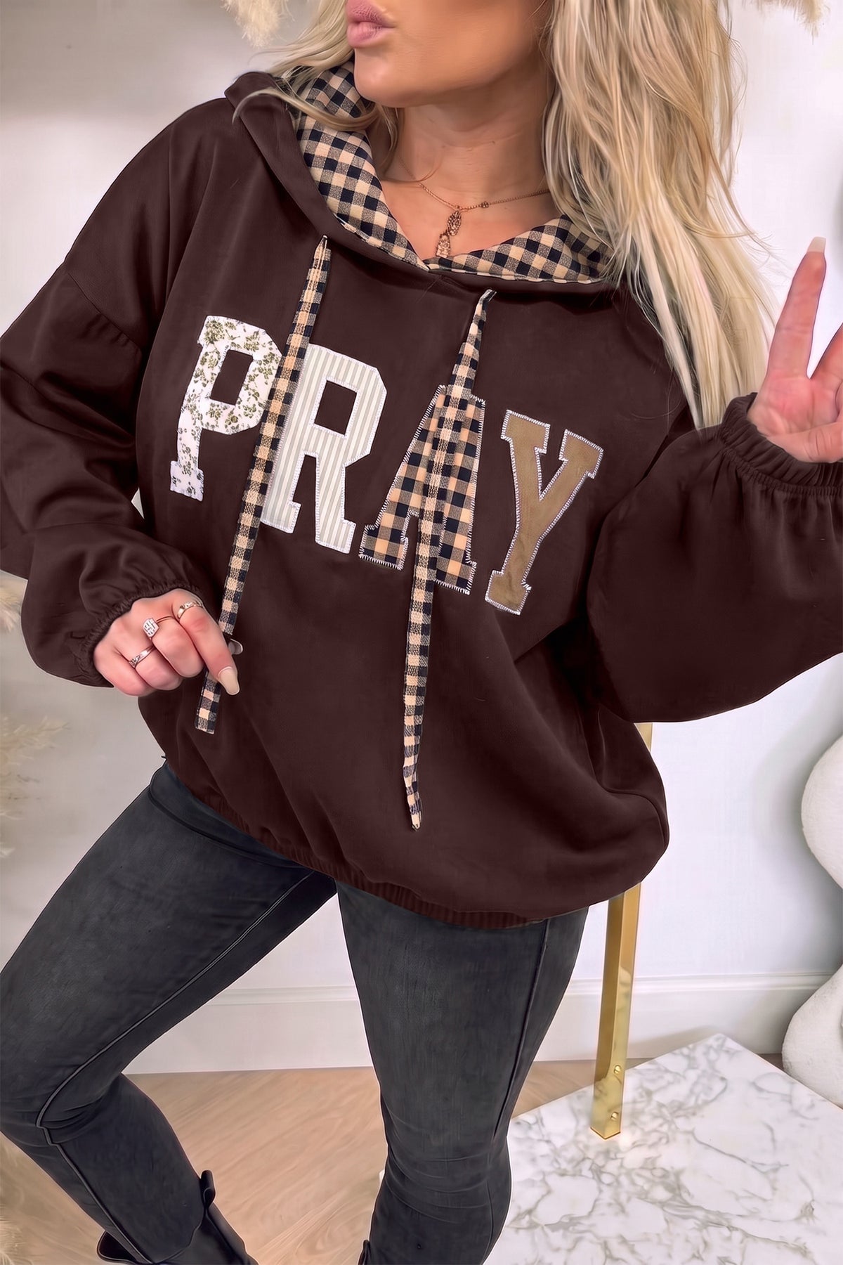 Sudadera con capucha y cordón ajustable en contraste, con estampado de cuadros y gráfico de letras "PRAY"