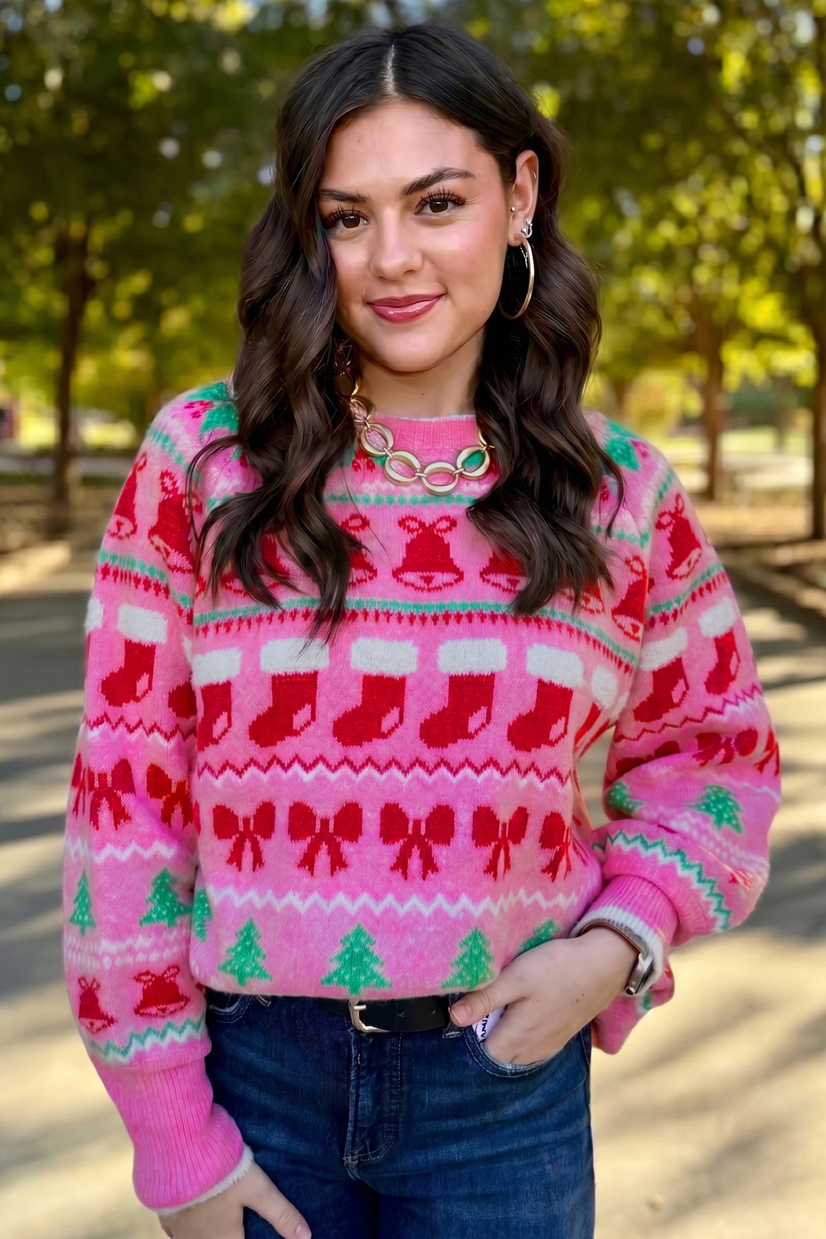 Suéter de punto rosa con cuello redondo y estampado navideño