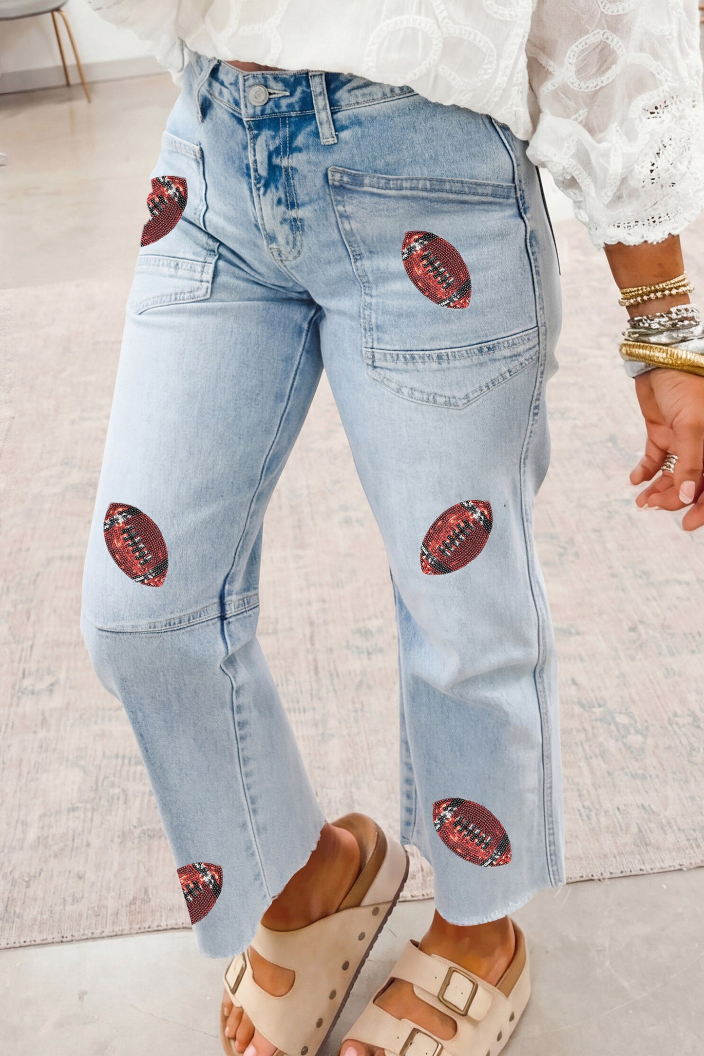 Vaqueros casuales Beau Blue con lentejuelas, estampado de rugby y bajo sin rematar