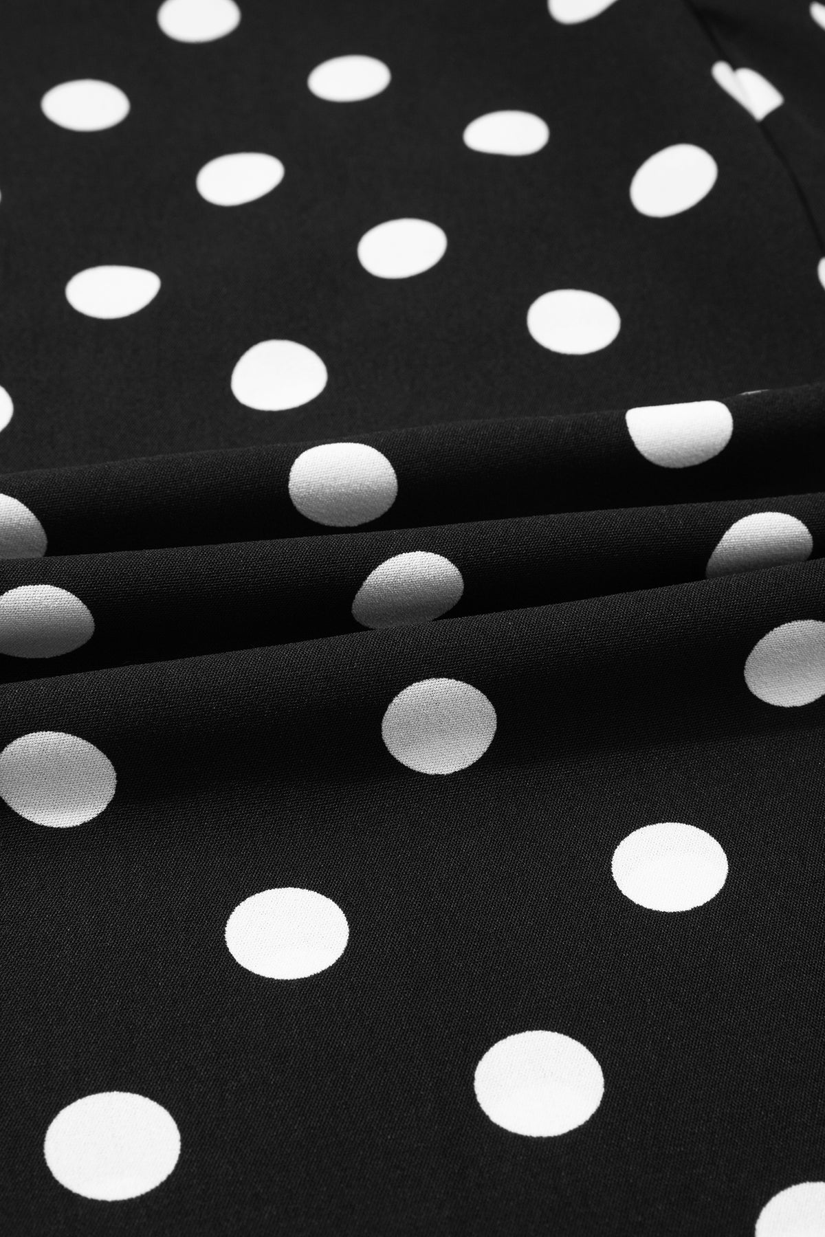 Pantalones rectos de talle medio con bolsillos de parche y estampado de lunares negros