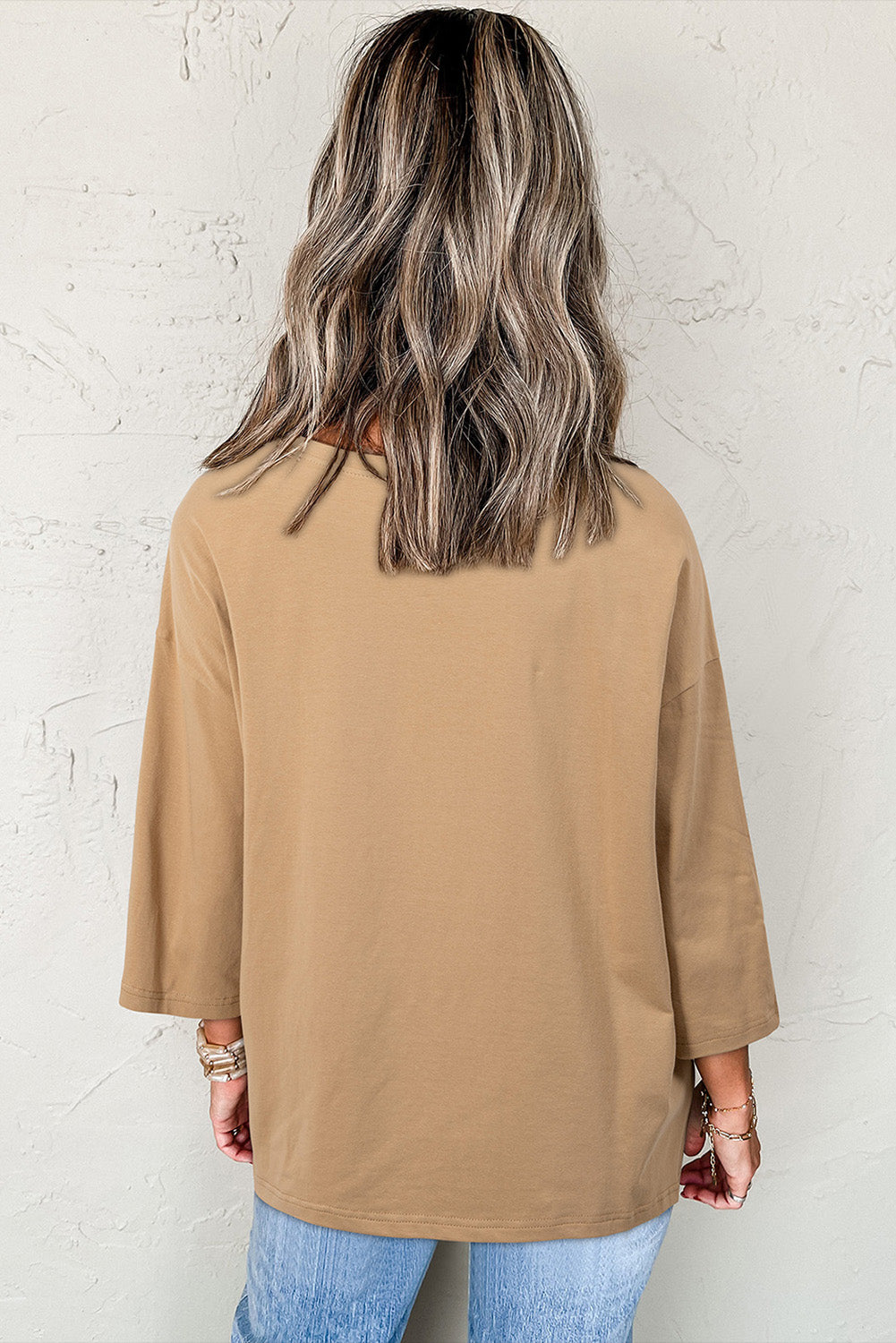 Top de manga tres cuartos con estampado floral y diseño de parches tipo estrella en color camel