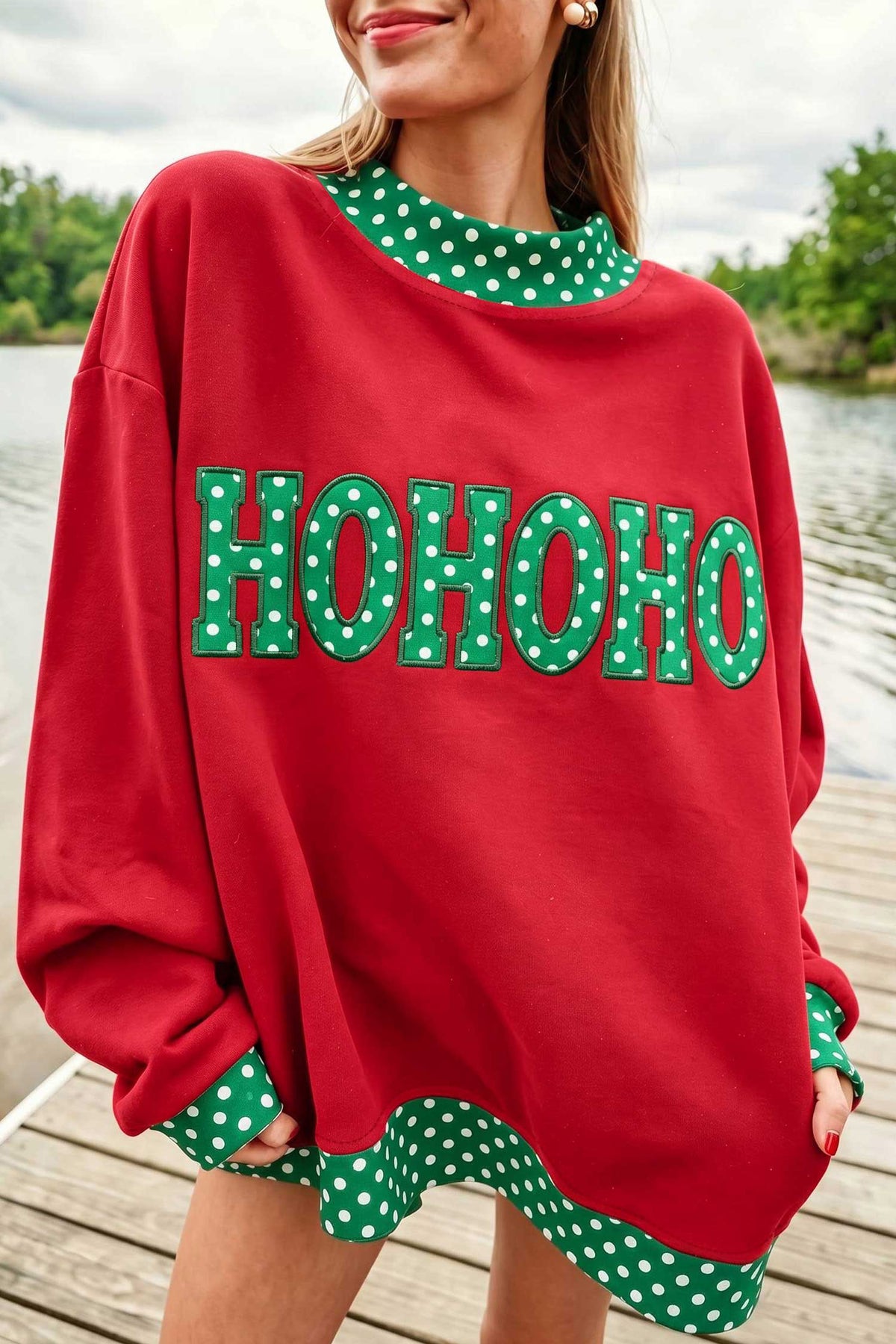 Sudadera rojo intenso con estampado de letras y lunares, cuello perkins y ribetes en contraste