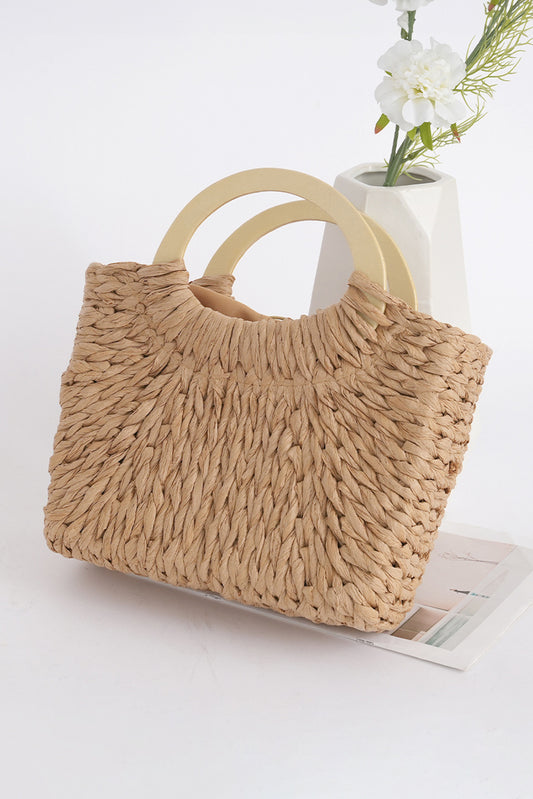 Bolso color camel de estilo retro, tejido en paja y con asa