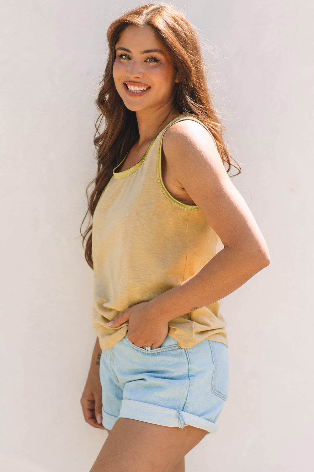 Camiseta sin mangas con cuello redondo y bordes brillantes metalizados en azul pavo real