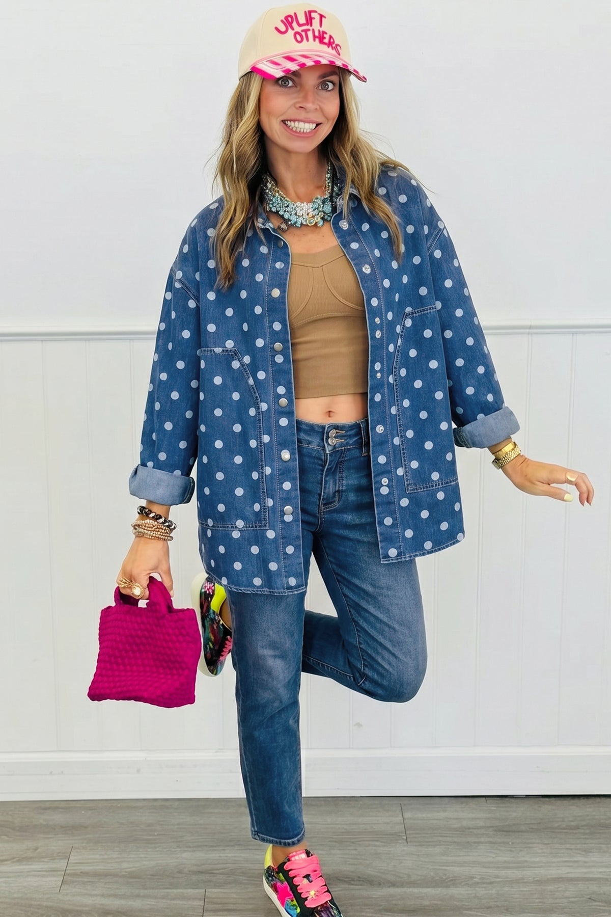 Chaqueta tipo túnica de mezclilla, corte recto, con cuello, manga larga y estampado de lunares azules.