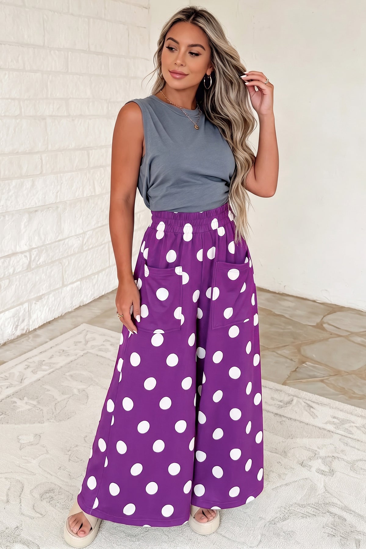Pantalones informales de pernera ancha, con cintura elástica y estampado de lunares sobre fondo azul