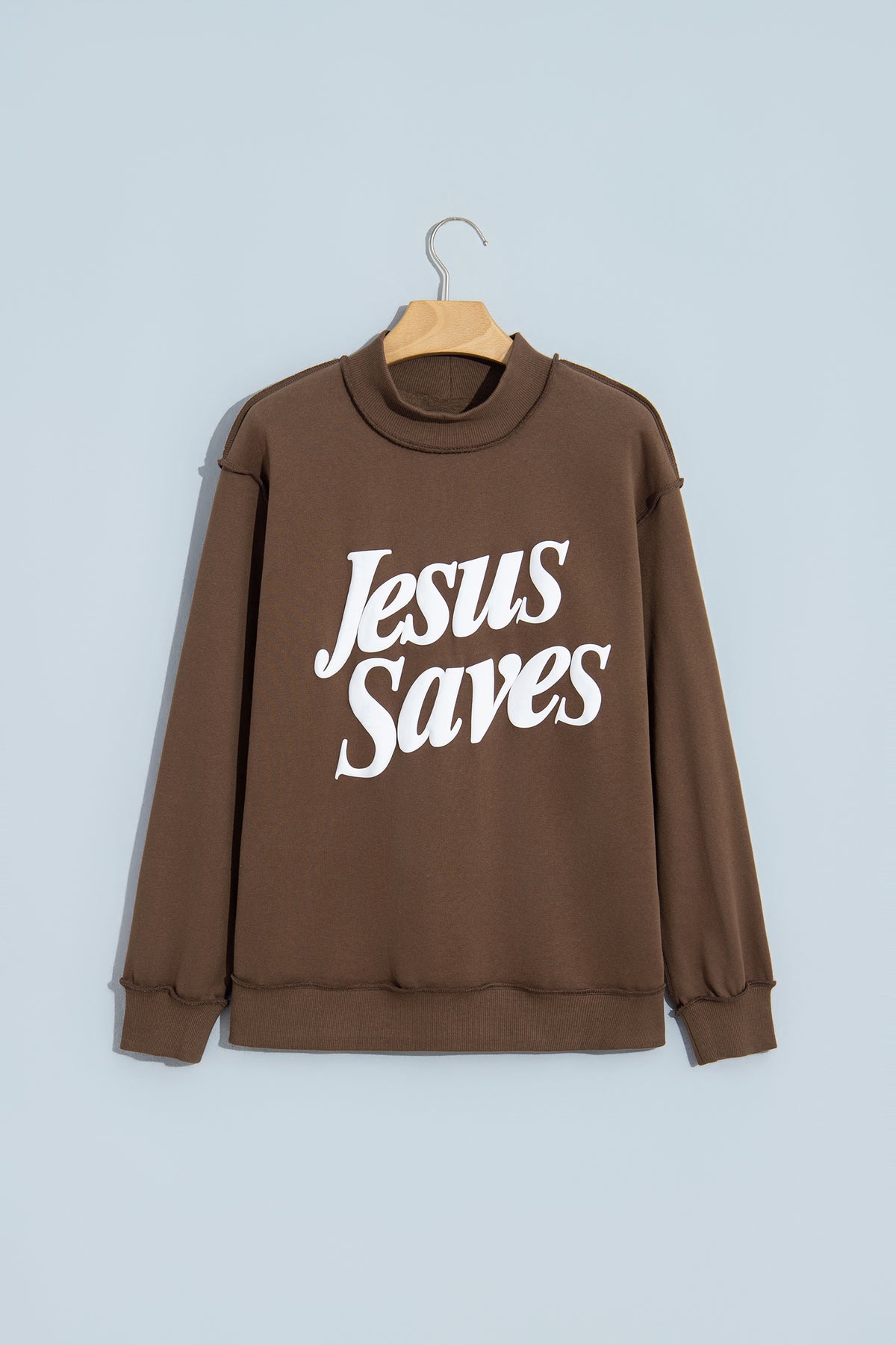 Sudadera holgada de color marrón oscuro con cuello alzado y estampado del eslogan «Jesus Saves»