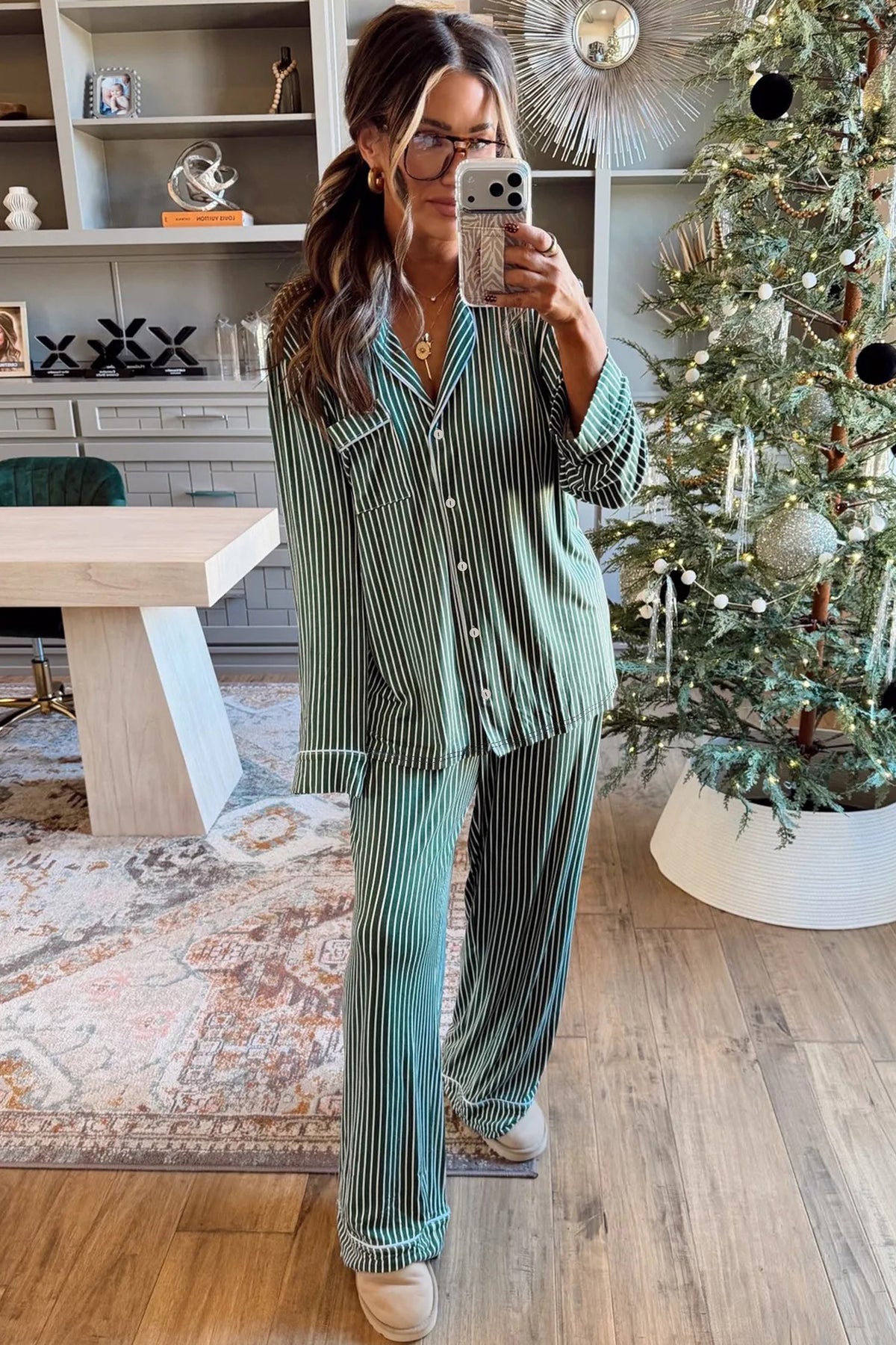 Conjunto de pijama: camisa con solapa, bolsillo en el pecho y ribetes, y pantalón; diseño a rayas verdes.