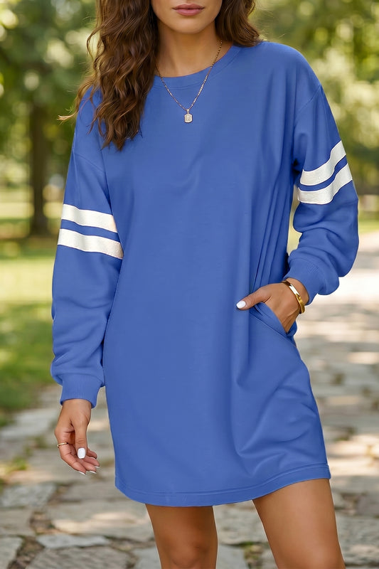 Vestido tipo sudadera de corte recto en azul celeste con mangas en contraste y acabados de canalé