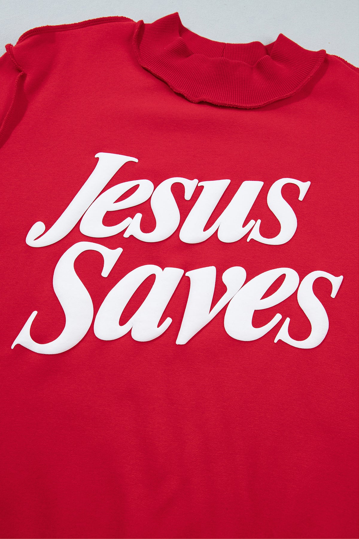 Sudadera holgada de color marrón oscuro con cuello alzado y estampado del eslogan «Jesus Saves»