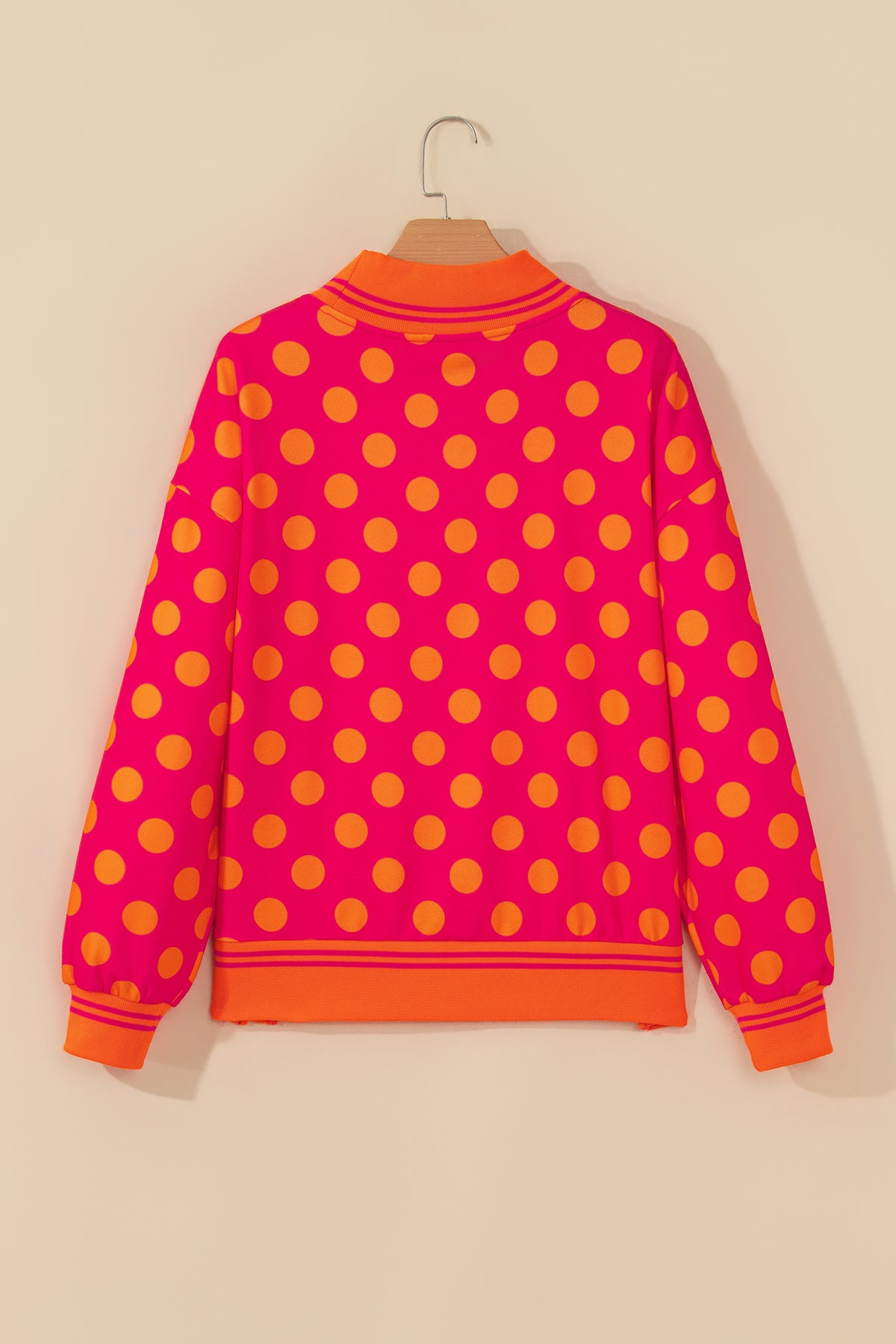 Sudadera rosa con cuello perkins y ribetes a rayas y lunares