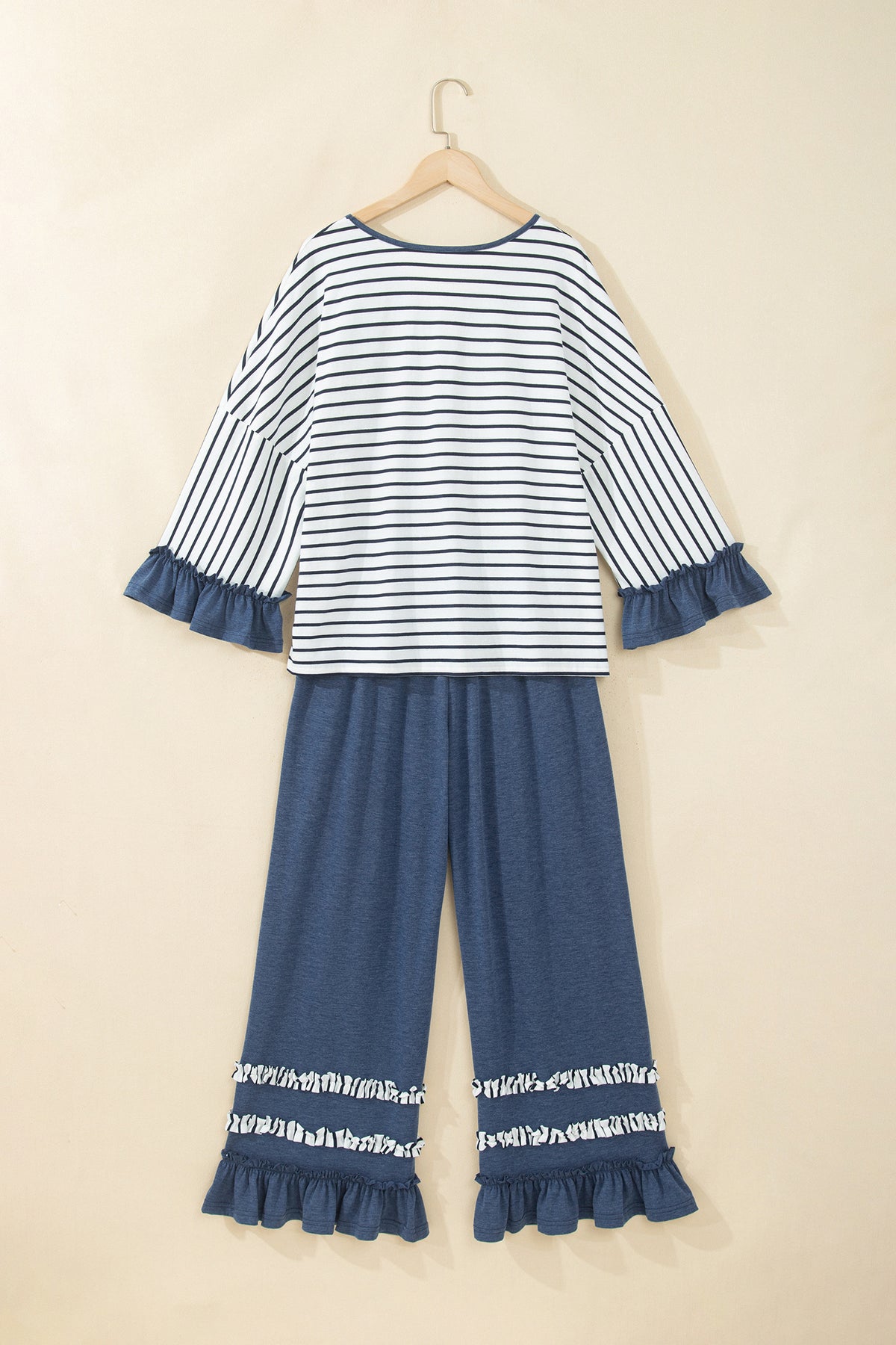 Conjunto de 2 piezas: top de rayas azules con cuello en V y mangas con volantes en contraste, y pantalón con cordón ajustable.