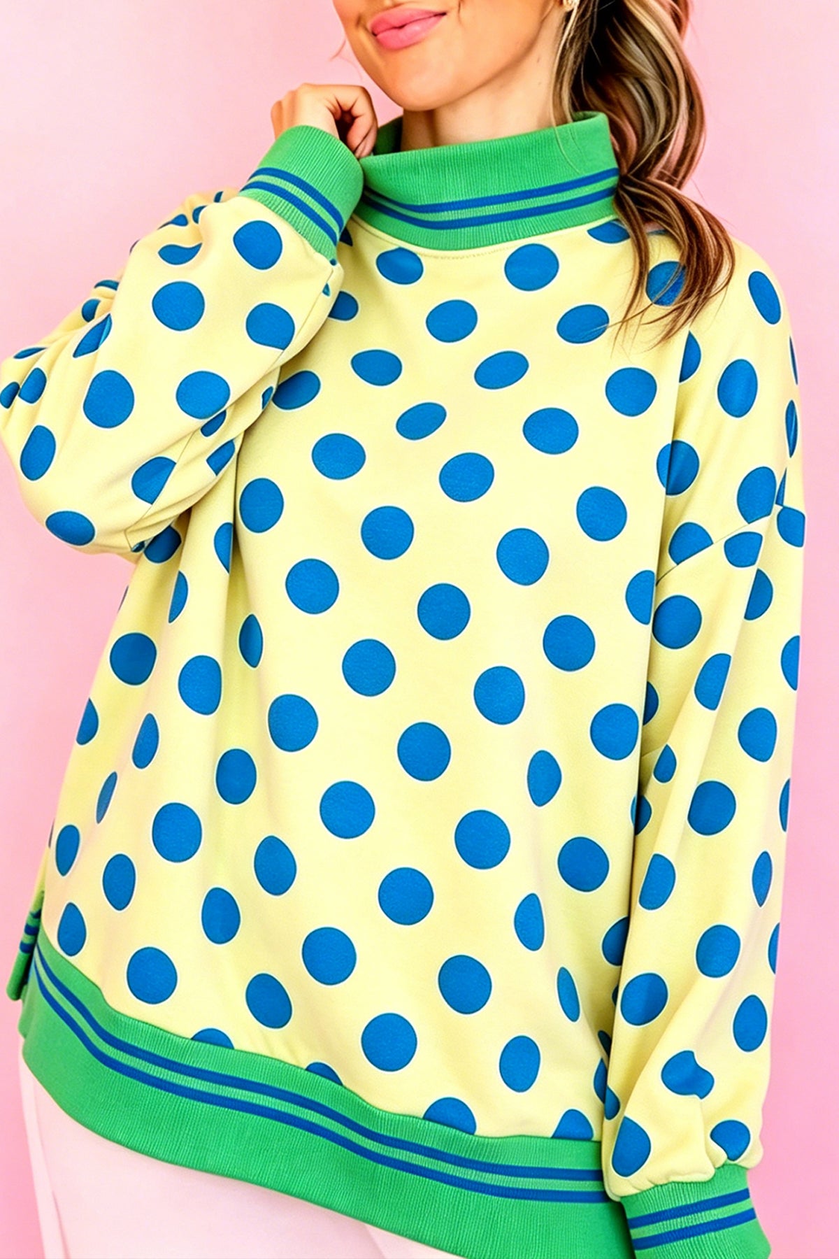 Sudadera rosa con cuello perkins y ribetes a rayas y lunares