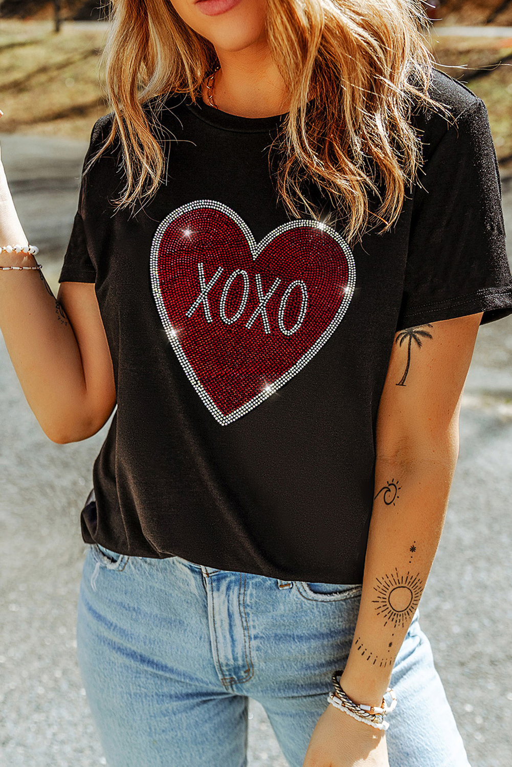 Camiseta de cuello redondo con gráfico de corazón XOXO con diamantes de imitación negros - Bego Fashion