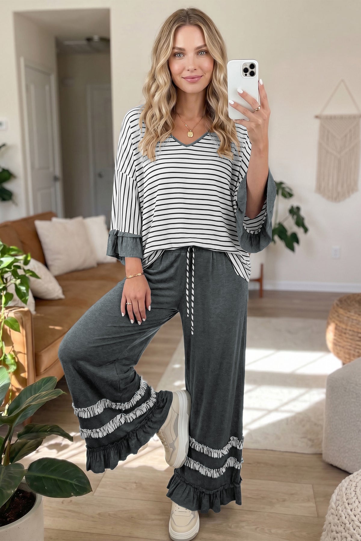 Conjunto de 2 piezas: top de rayas azules con cuello en V y mangas con volantes en contraste, y pantalón con cordón ajustable.