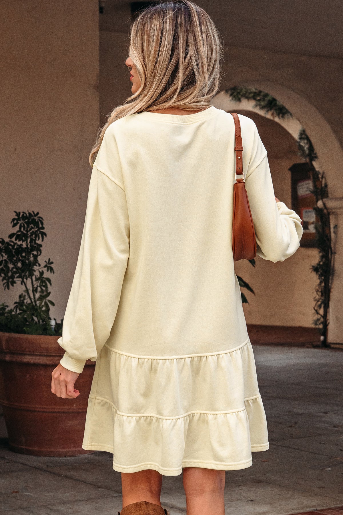 Minivestido holgado de manga larga en color beige con doble volante en el bajo