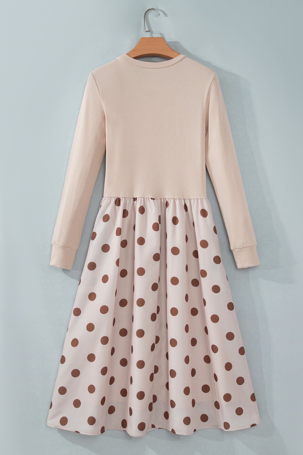 Vestido midi de manga larga con estampado de lunares en color beige