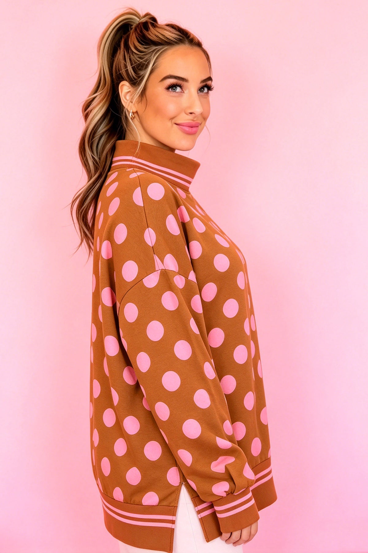 Sudadera rosa con cuello perkins y ribetes a rayas y lunares