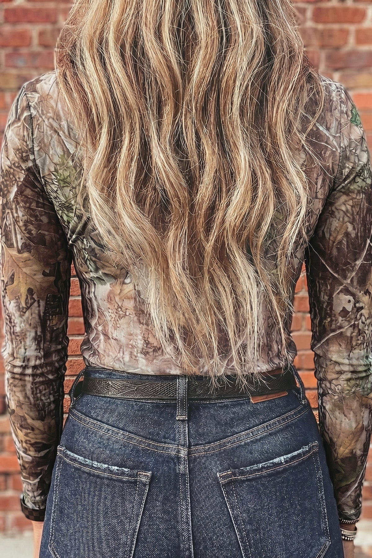 Top de malla de manga larga y cuello perkins, corte entallado, con estampado floral en gris humo