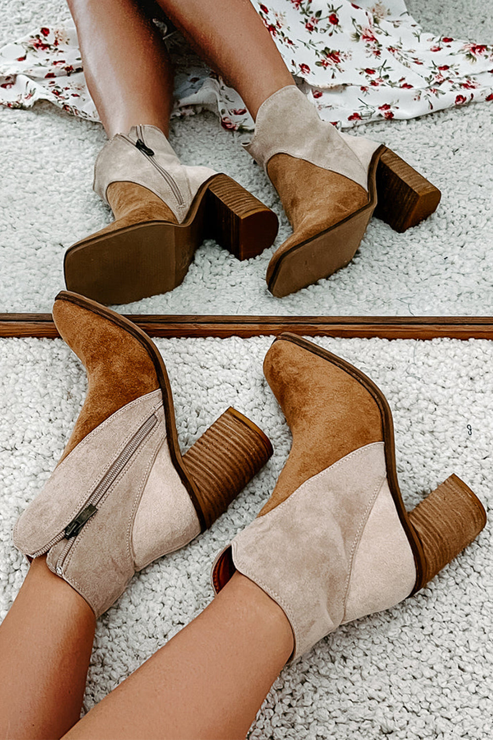 Botas color camel de dos tonos en antelina, con puntera cuadrada y tacón grueso.