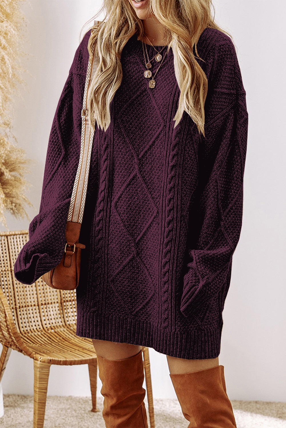 Vestido tipo suéter color burdeos de punto trenzado, corte holgado y hombros caídos