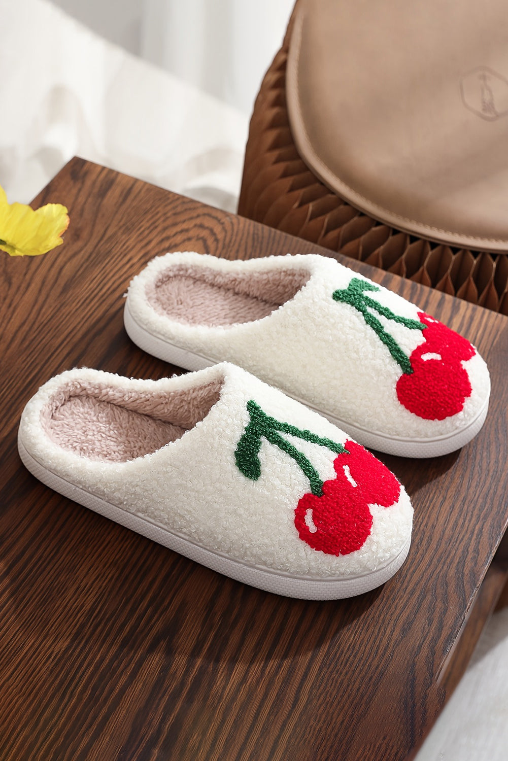 Pantuflas de felpa blancas para invierno con estampado de cerezas