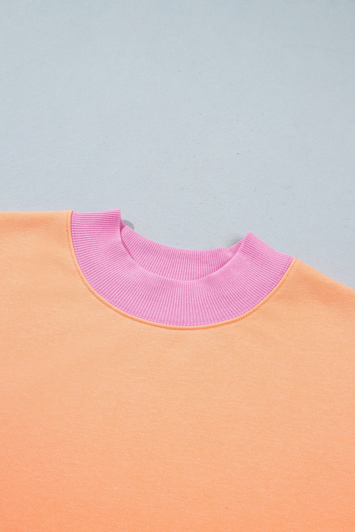 Sudadera de cuello redondo y manga larga en azul sucio con diseño de bloques de color y ribetes