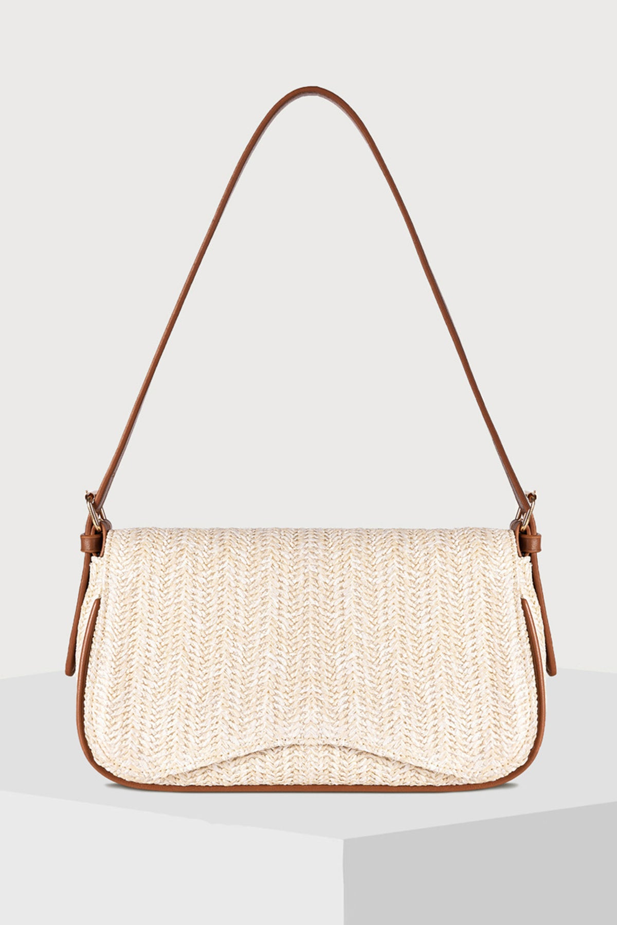 Bolso de hombro de rafia blanca trenzada con detalles en piel sintética