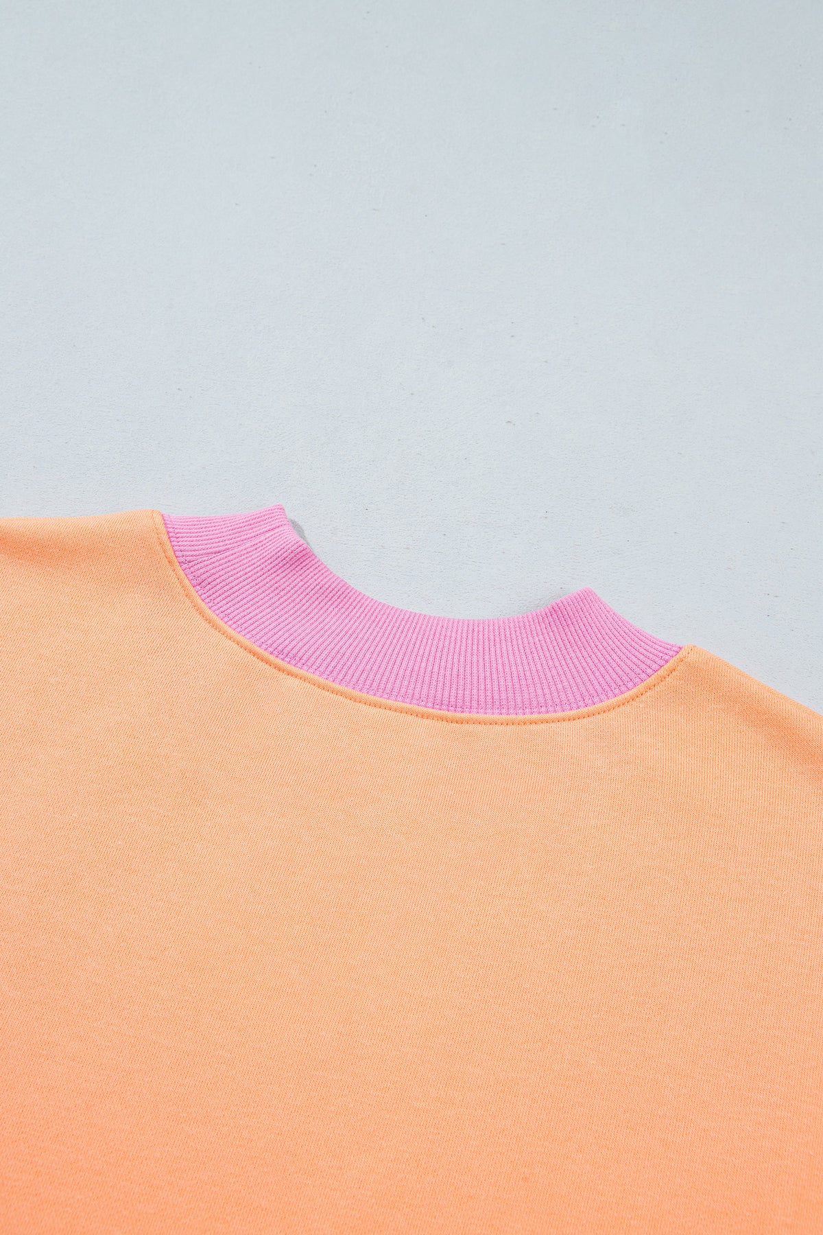 Sudadera de cuello redondo y manga larga en azul sucio con diseño de bloques de color y ribetes