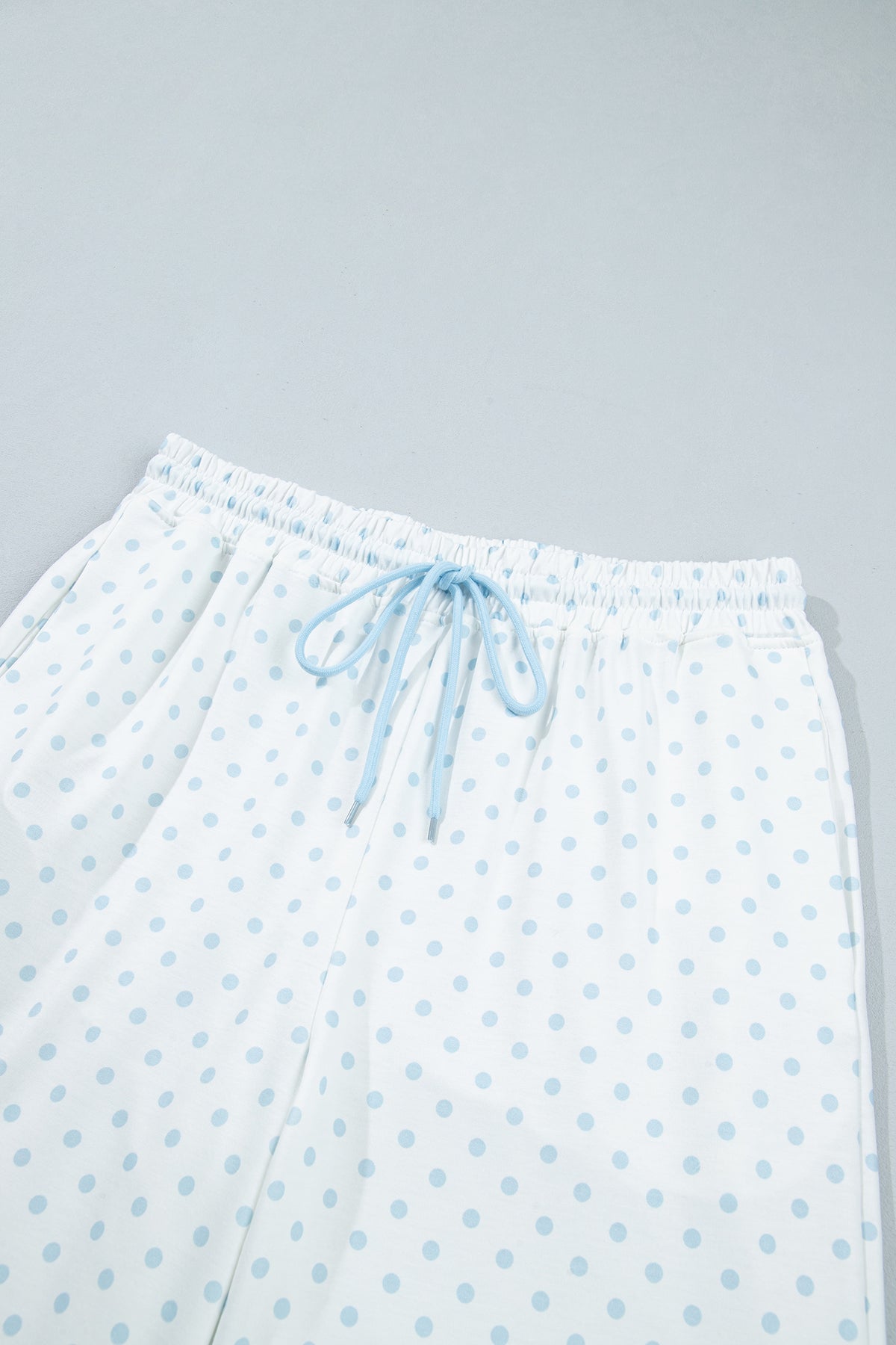 Conjunto casual de dos piezas con pantalón y manga larga, estilo patchwork y bloques de color, en color caqui con estampado de lunares.