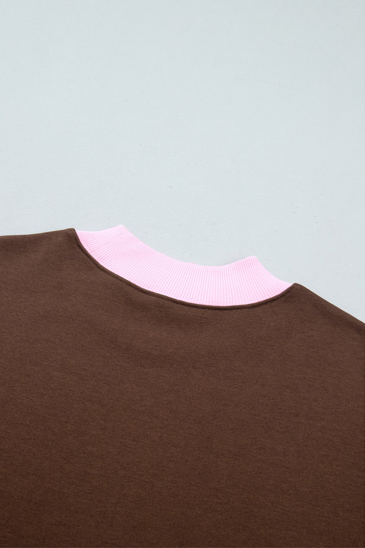Sudadera de cuello redondo y manga larga en azul sucio con diseño de bloques de color y ribetes