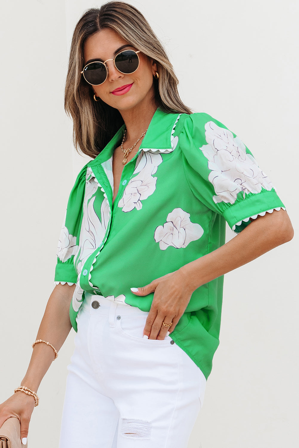 Camisa de verano con botones, mangas abullonadas y borde de ribete floral verde - Bego Fashion