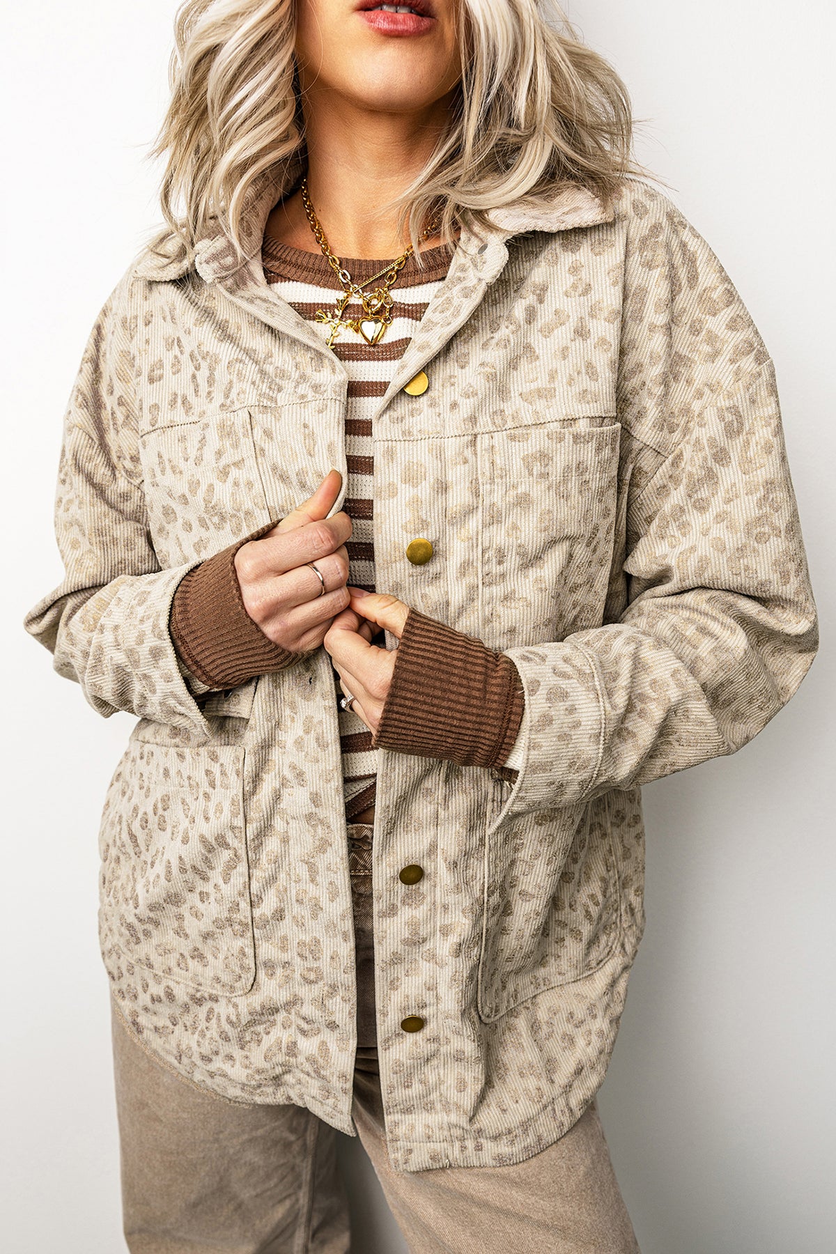 Chaqueta de pana color caqui con estampado de leopardo, cuello camisero, manga larga y corte regular.