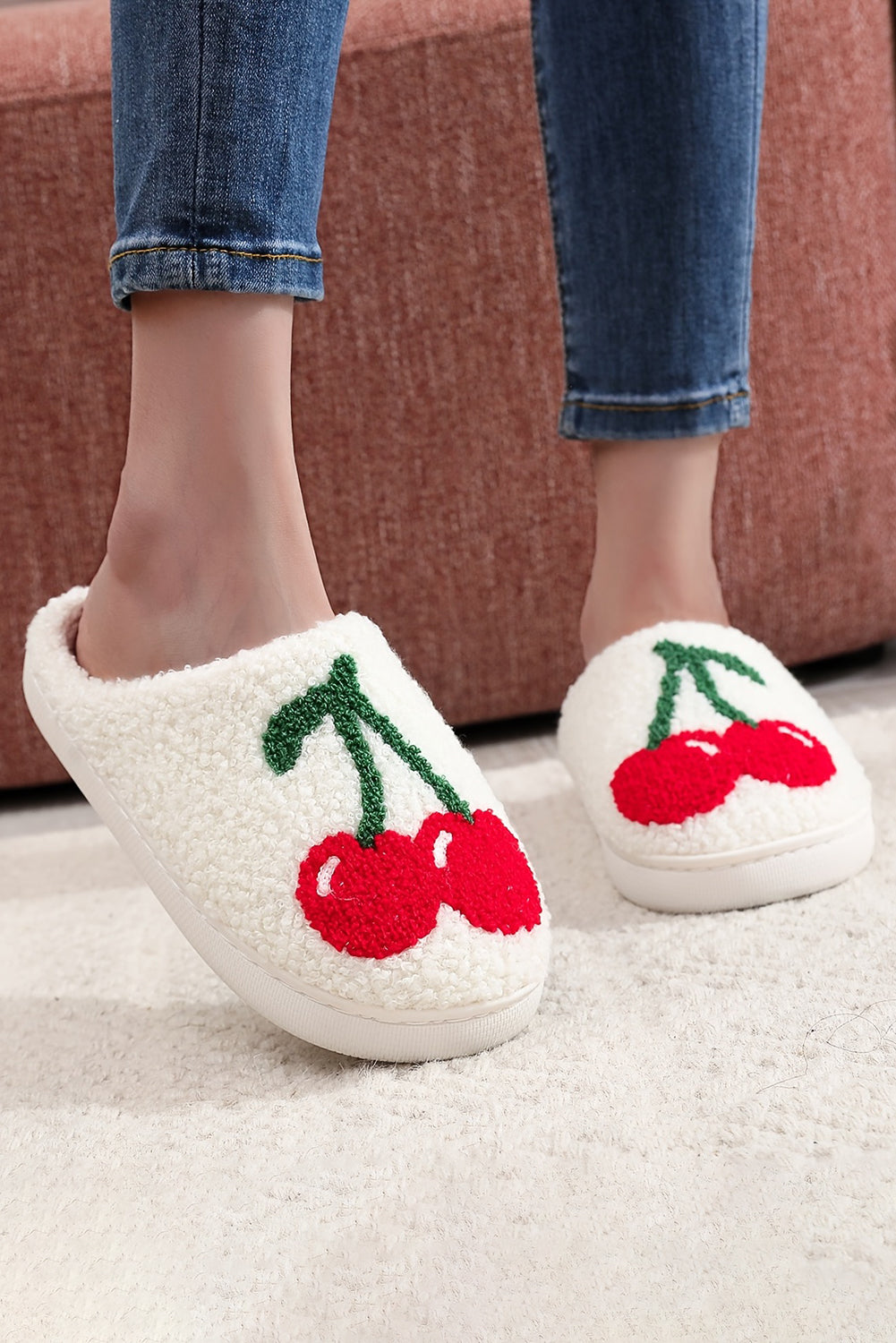 Pantuflas de felpa blancas para invierno con estampado de cerezas