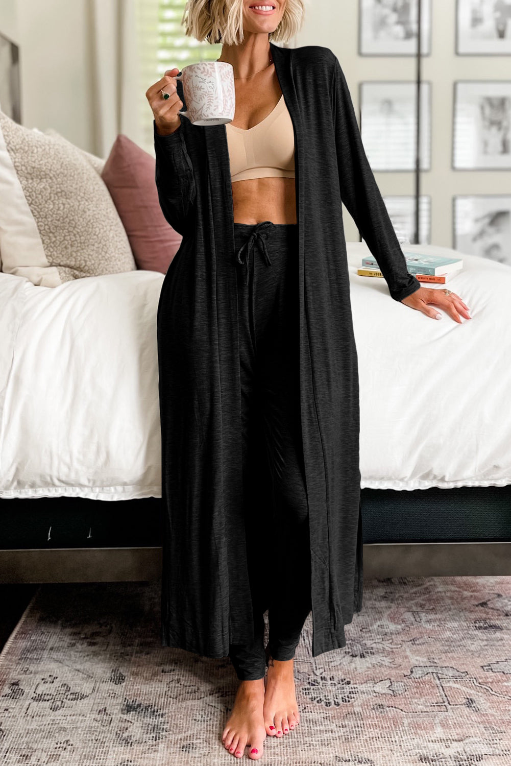 Conjunto de estar por casa: cárdigan largo con aberturas y pantalones ajustados, color pergamino