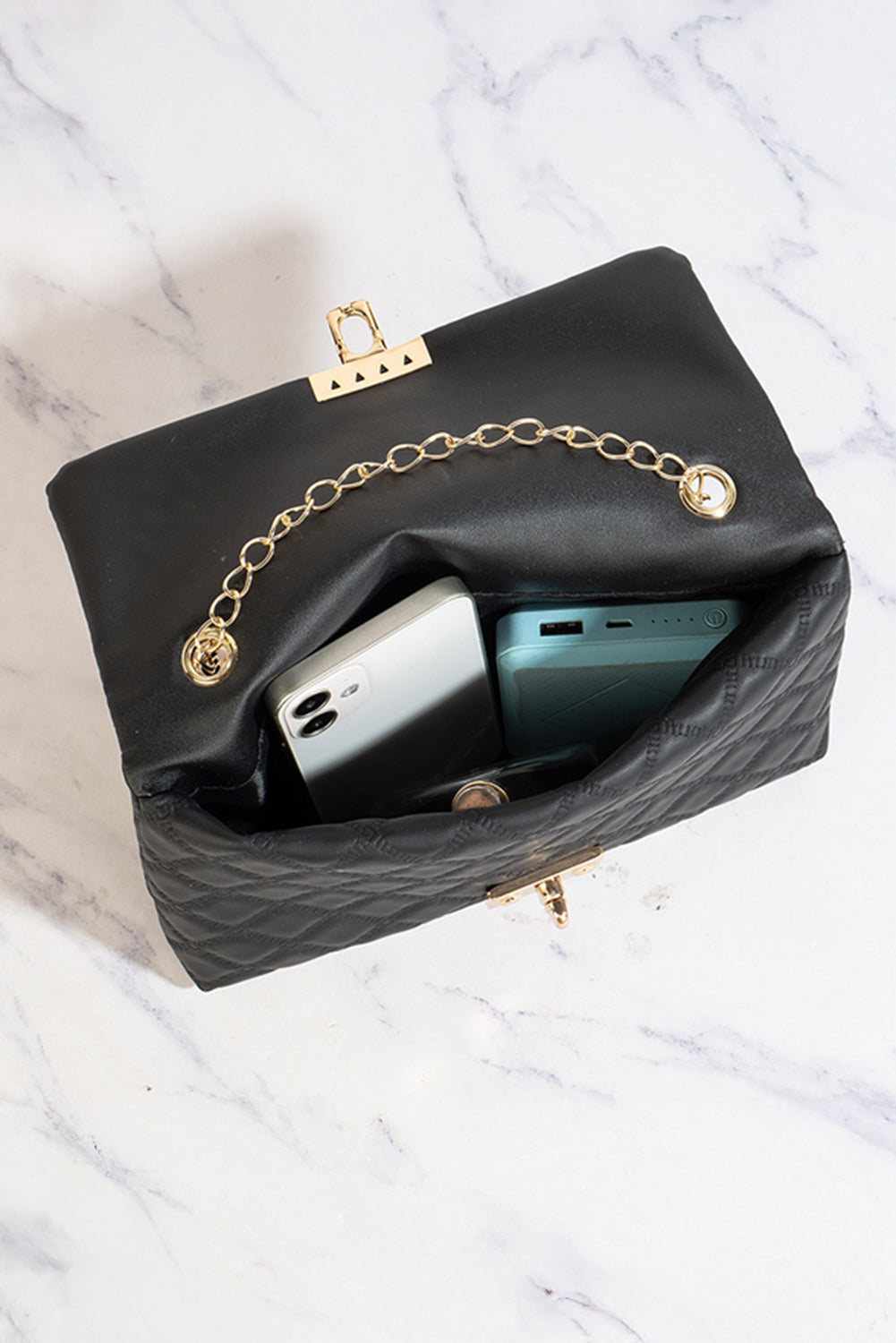 Bolso de hombro negro de piel sintética texturizada con hebilla de cadena dorada