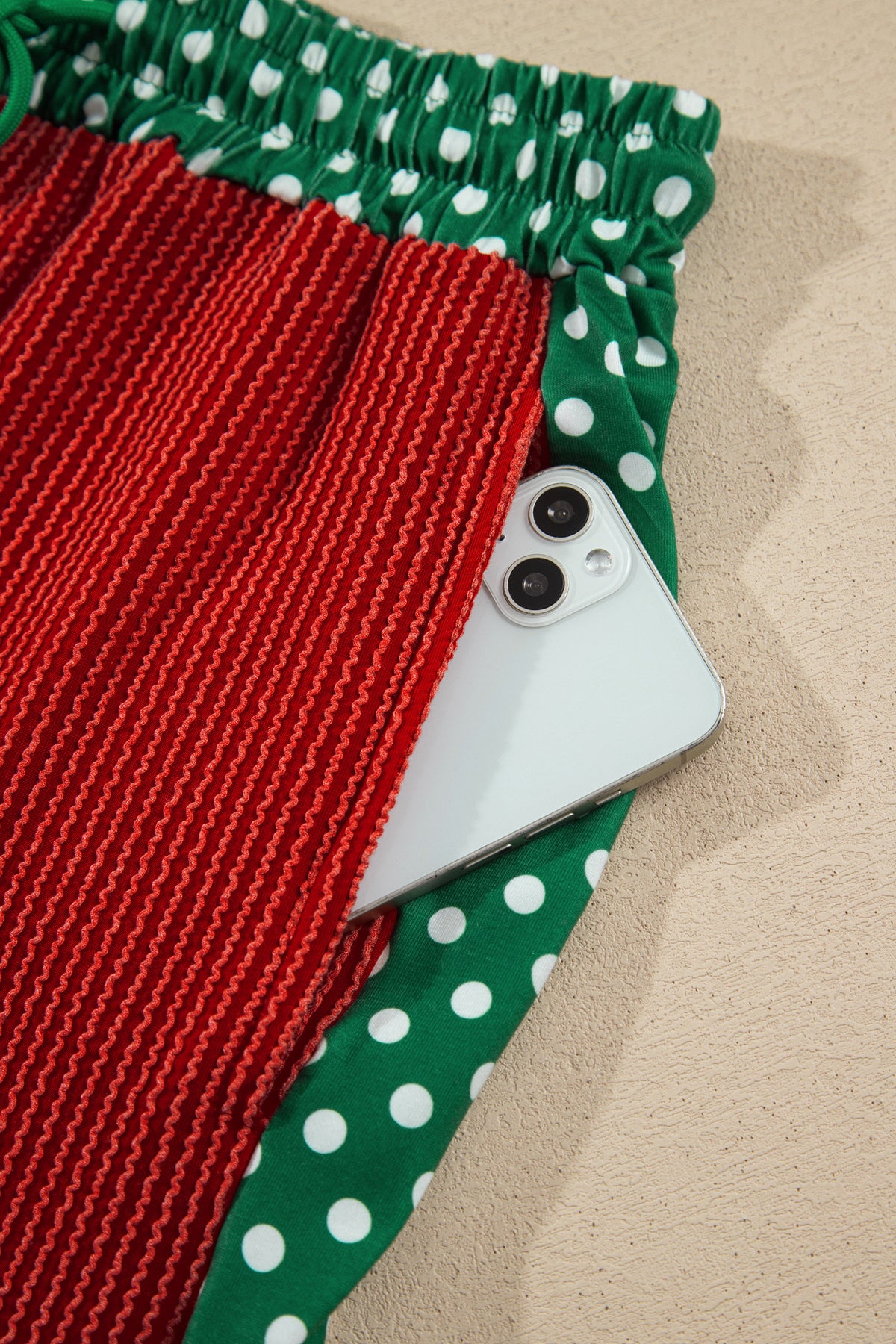 Conjunto de 2 piezas rojo y acogedor de manga larga: pantalón y top con diseño de parches acanalados y detalles de lunares.