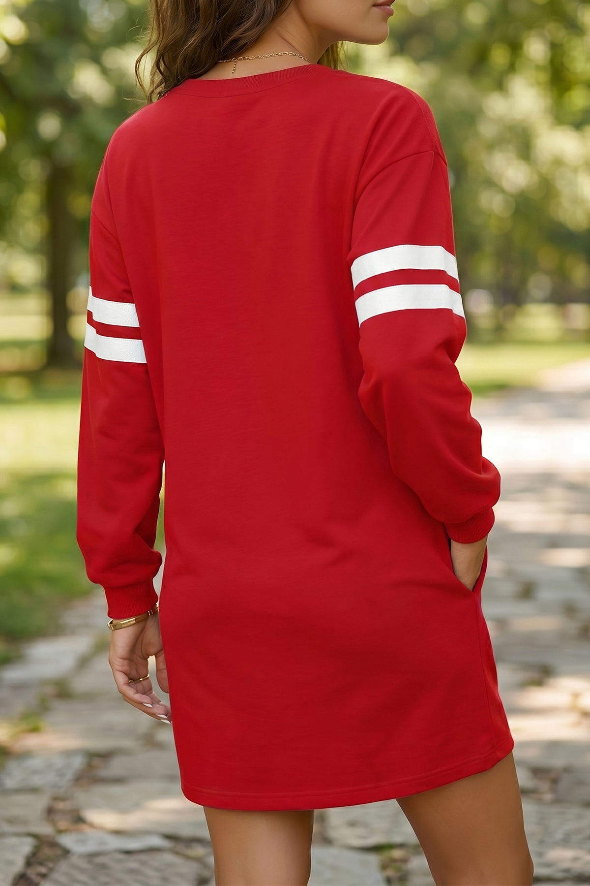 Vestido tipo sudadera de corte recto en azul celeste con mangas en contraste y acabados de canalé
