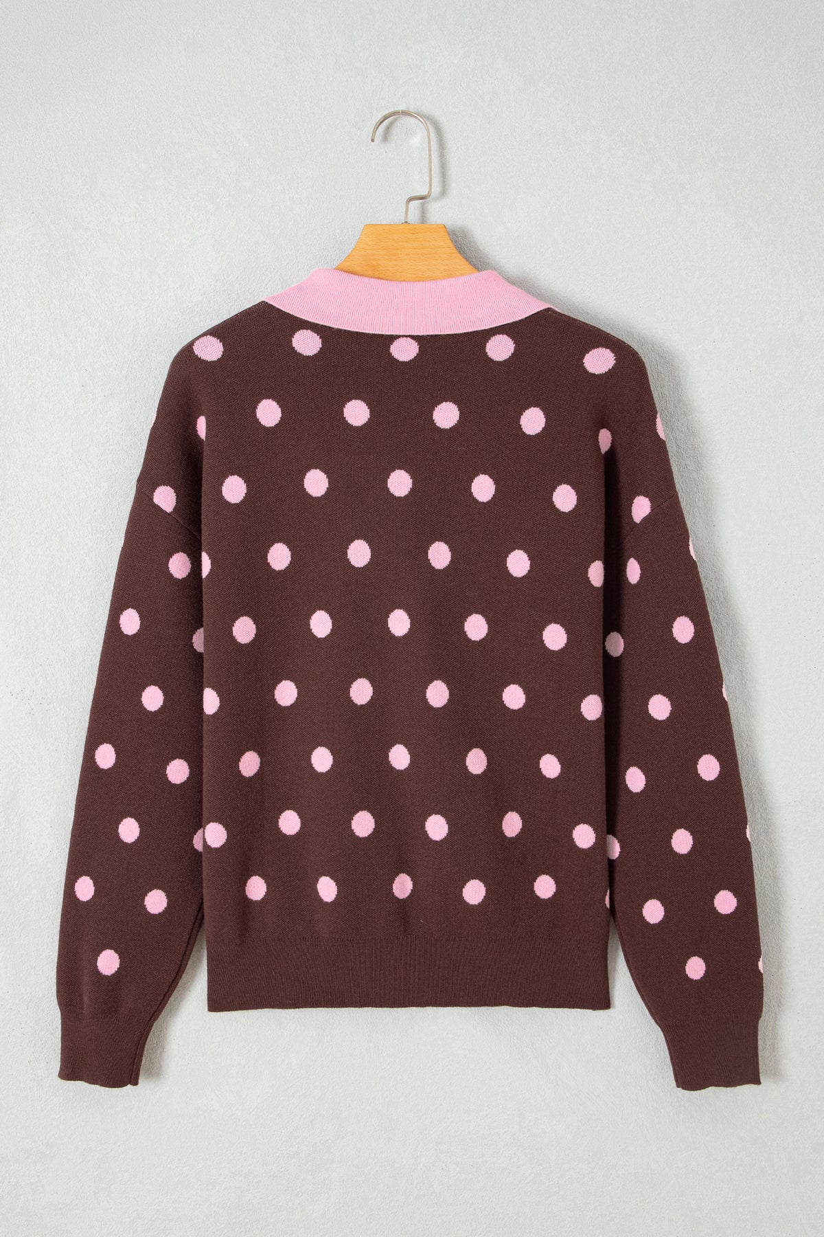 Suéter tipo pulóver holgado con cuello, diseño de bloques de color y estampado de lunares rosas.