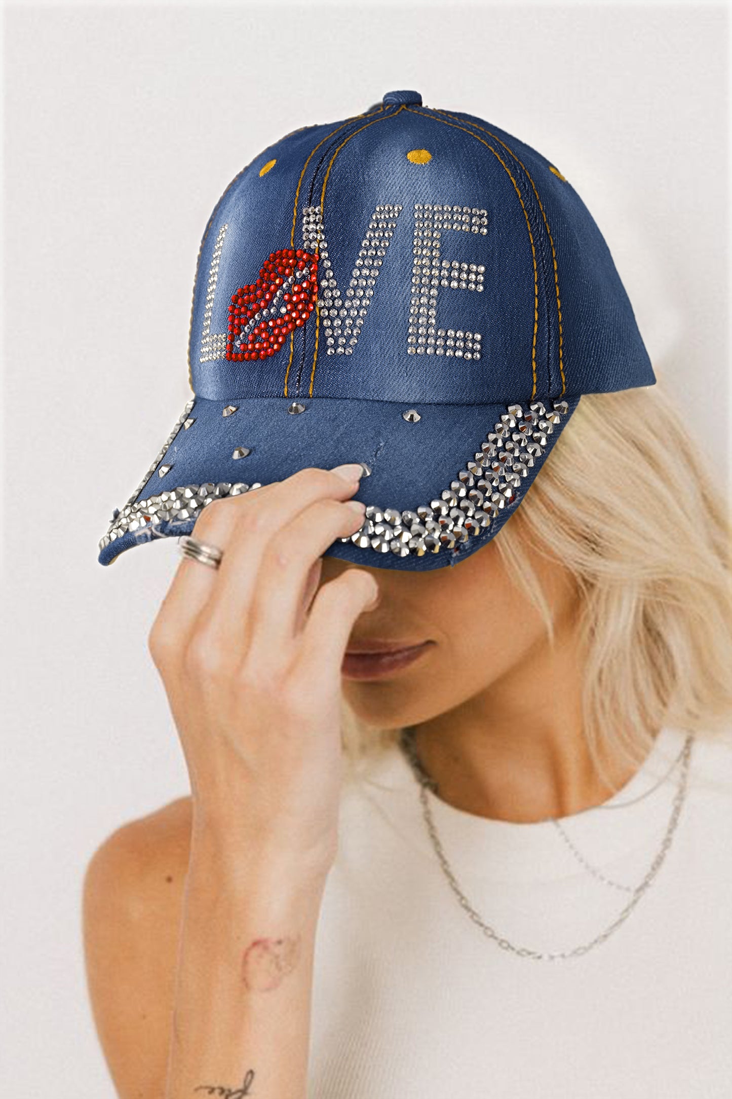 Gorra de béisbol de mezclilla Ashleigh con diseño de labios y la palabra "LOVE" adornada con pedrería azul