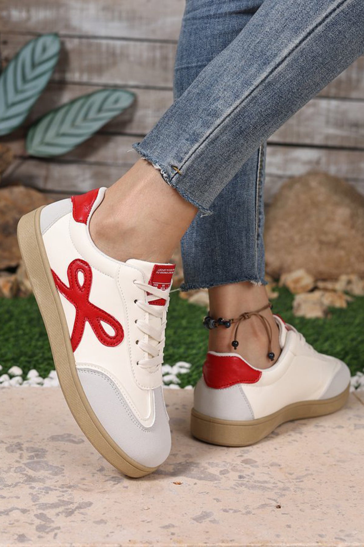 Zapatillas de piel sintética con bloques de color y parche de lazo rosa
