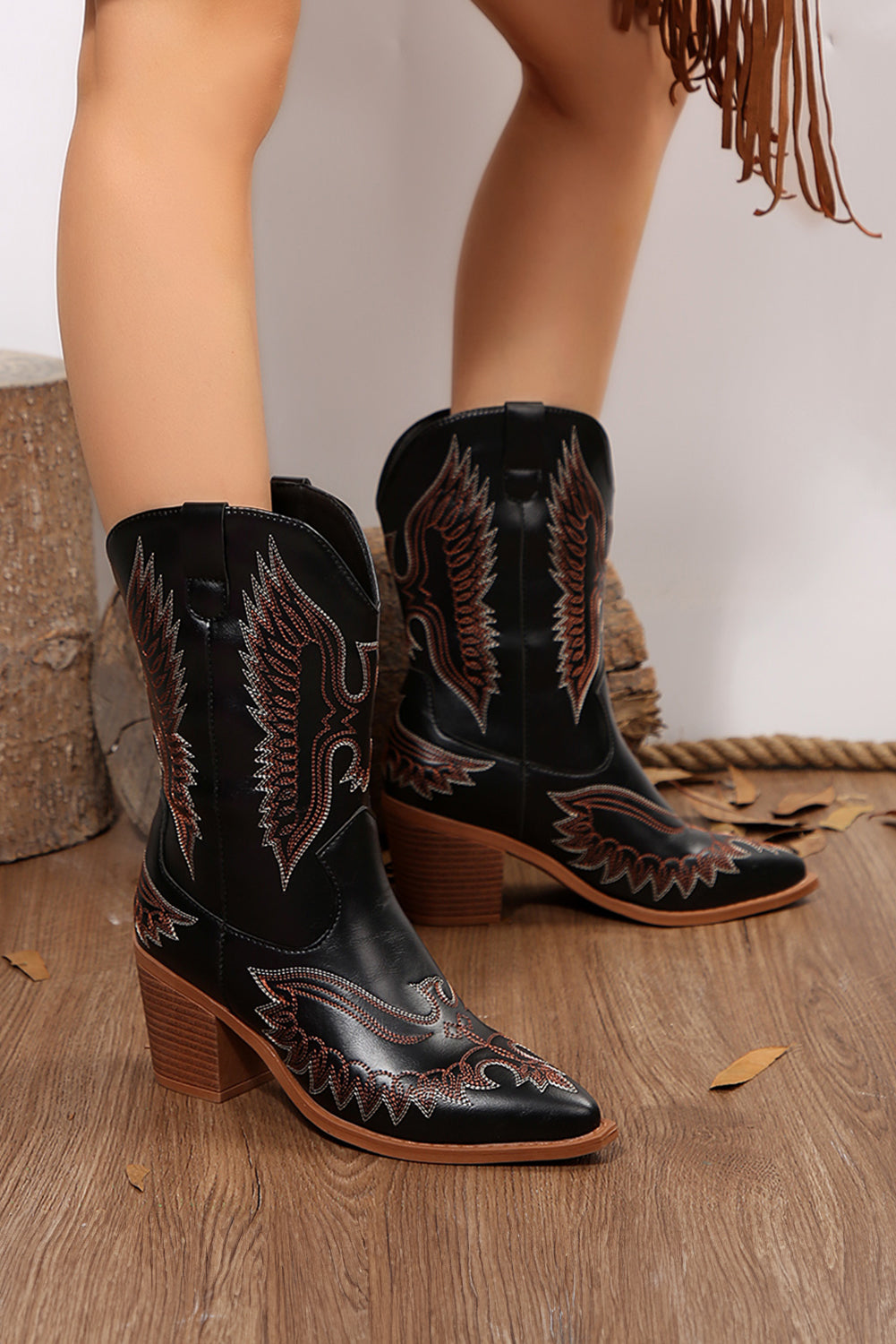 Botas de piel sintética negra estilo western con bordado de águila